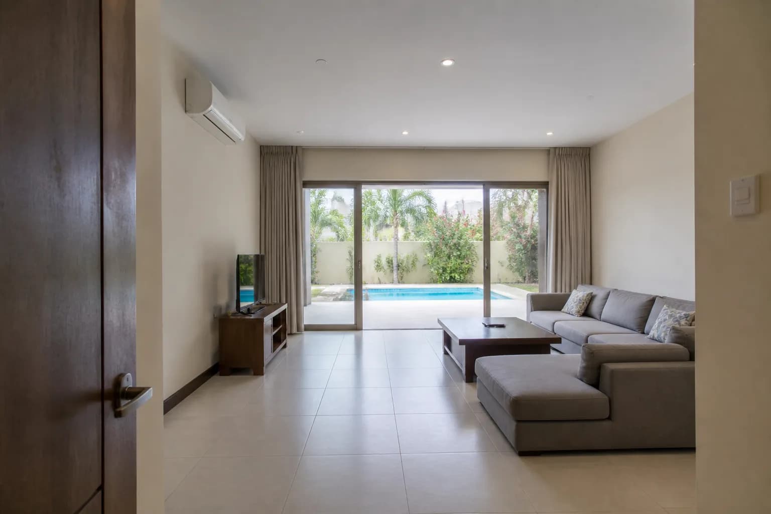 Pool and garden of a villa in Emirates Hills