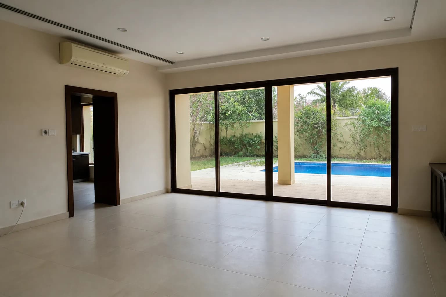 Pool and garden of a villa in Arabian Ranches